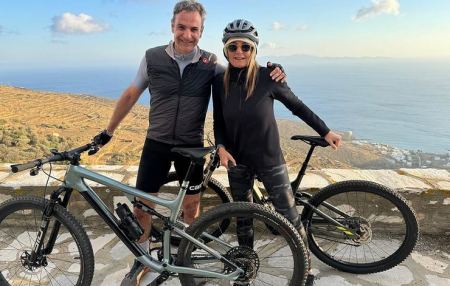 Κυριάκος Μητσοτάκης: Βγήκε για ποδήλατο στην Τήνο με την σύζυγό του Μαρέβα