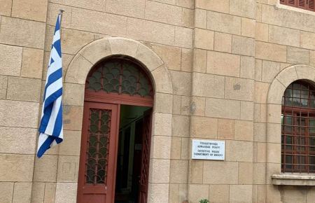 Ρόδος: Καταδικάστηκαν οι δύο Σουηδοί που προσπάθησαν να αφαιρέσουν την ελληνική σημαία από κτίριο της Ασφαλείας Ρόδου
