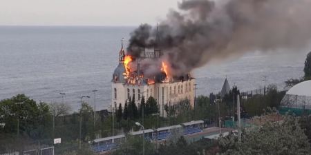 Καίγεται το εμβληματικό «κάστρο του Χάρι Πότερ» στην Οδησσό