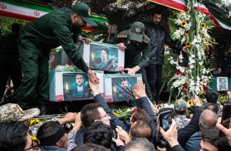 Ιράν: Λαοθάλασσα στις επικήδειες τελετές για τον πρόεδρο Ραϊσί
