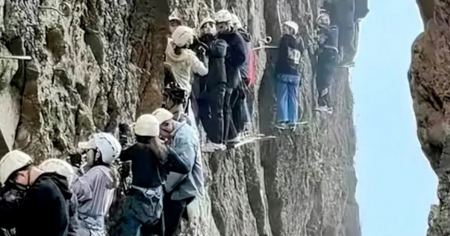 Ορειβάτες στην Κίνα κόλλησαν σε γκρεμό περισσότερο από μία ώρα λόγω συνωστισμού