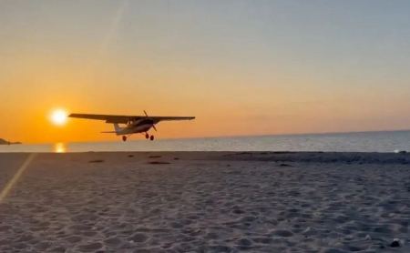 Τρελό βίντεο: Αεροσκάφος κάνει αναγκαστική προσγείωση σε παραλία
