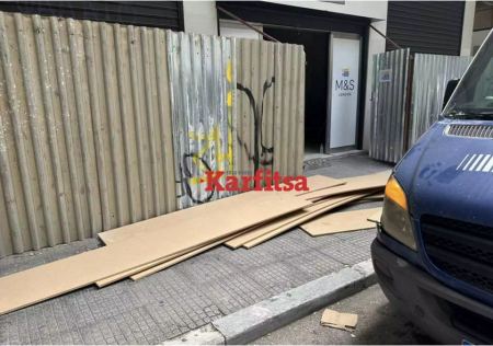 Σανίδες ξύλου «προσγειώθηκαν» σε περαστικούς από διαμέρισμα στην Τσιμισκή - 2 γυναίκες τραυματίστηκαν
