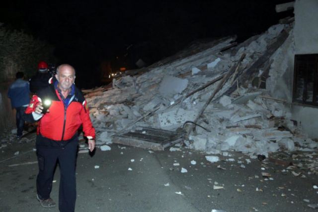 Σεισμός στην Ιταλία: Εικόνες καταστροφής και τρόμος [pics, vids]