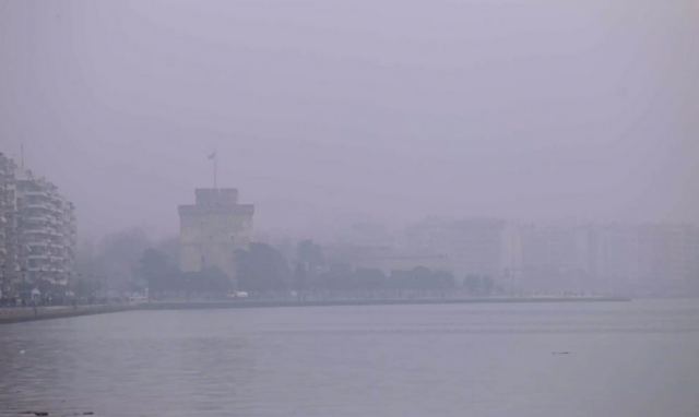 Θεσσαλονίκη: Η ομίχλη «έκρυψε» τον Λευκό Πύργο - Μόλις στα 200 μέτρα η ορατότητα στο αεροδρόμιο