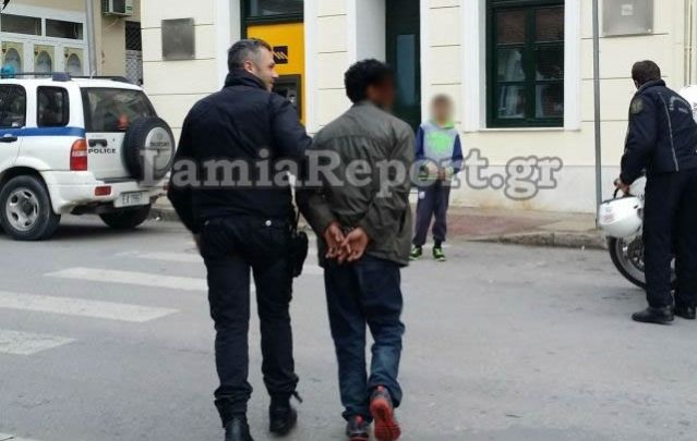 Λαμία: Απείλησε το μικρό παιδί και του άρπαξε το κινητό στο κέντρο της πόλης - ΦΩΤΟ