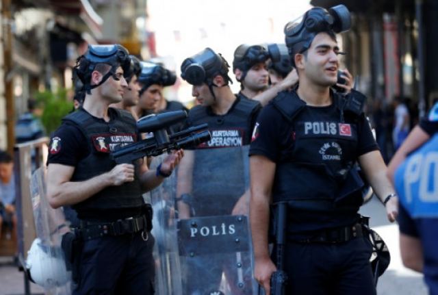 Κωνσταντινούπολη: Χαμός στο Gay Pride! Πυροβολισμοί και συλλήψεις! [vids, pics]