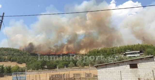 Πυρκαγιά δίπλα στα σπίτια στη Μακρακώμη