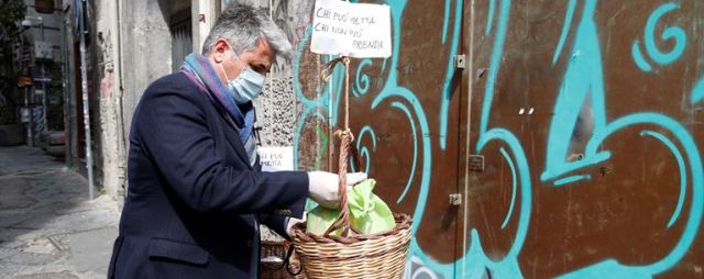 Κορωνοϊός - Ιταλία: Κατεβάζουν από τα μπαλκόνια καλάθια με φαγητό για τους άστεγους [εικόνες &amp; βίντεο]