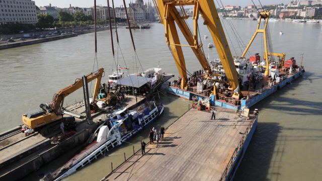 Ανέλκυση του πλοιαρίου στο Δούναβη, βρέθηκαν τέσσερα πτώματα