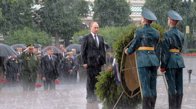 Βίντεο: Ο Πούτιν ακίνητος στη βροχή αποτίει φόρο τιμής στους νεκρούς του Β&#039; Παγκοσμίου Πολέμου