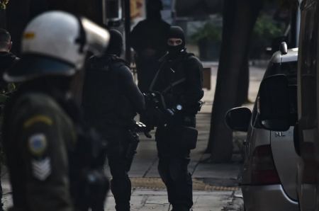 Λαμία: Πιτ μπουλ δάγκωσε αστυνομικό στην «έφοδο» για τα ναρκωτικά