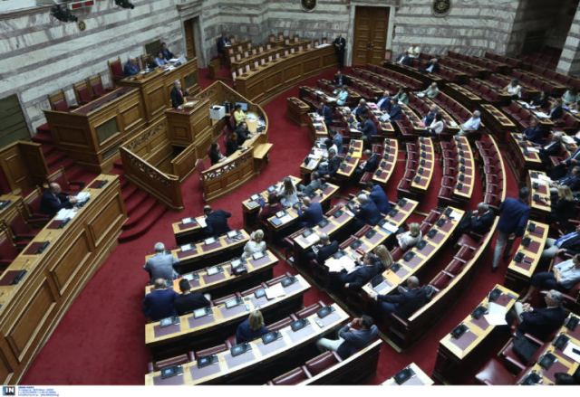 Βουλή: Υπερψηφίστηκε το νομοσχέδιο για τα διπλώματα οδήγησης – Καταψήφισαν ΣΥΡΙΖΑ και ΚΙΝΑΛ