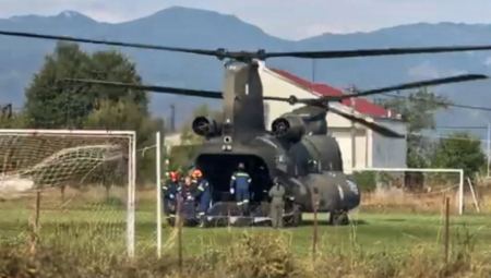 Με ελικόπτερο Σινούκ οι απεγκλωβισμοί στην Καρδίτσα
