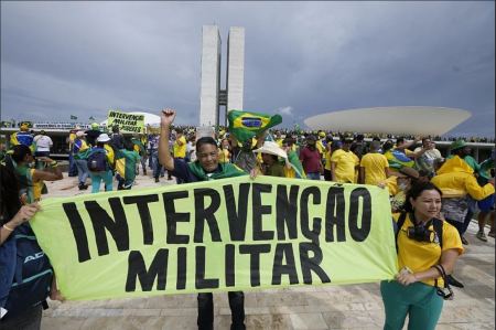 Εικόνες χάους στην Βραζιλία: Υποστηρικτές του Μπολσονάρου καταλαμβάνουν κτίρια – Δείτε Live εικόνα