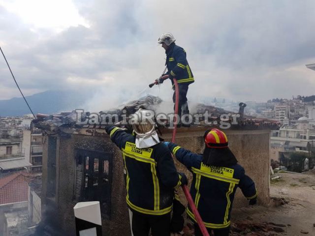 Λαμία: Φωτιά σε σπίτι στο κέντρο της πόλης (ΒΙΝΤΕΟ - ΦΩΤΟ)