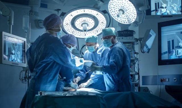 Σπουδαίο επιστημονικό επίτευγμα: Μεταμόσχευσαν νεφρό χοίρου σε κλινικά νεκρό ασθενή και λειτουργεί με επιτυχία