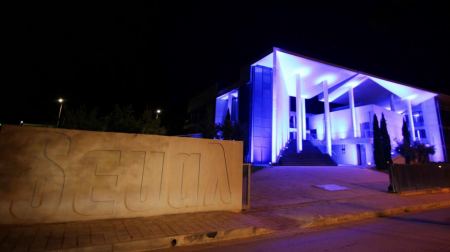 Φωτίστηκε «μπλε» το Βιοκλιματικό κτήριο της ΔΕΥΑΛ για καλό σκοπό! (ΦΩΤΟ)