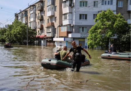 Οι διασώστες δίνουν μάχη για να απομακρυνθούν οι κάτοικοι από τις πλημμυρισμένες περιοχές στη Χερσώνα - Το νερό έφτασε στις στέγες