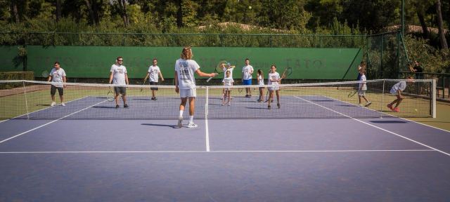 Ο Στέφανος Τσιτσιπάς έπαιξε τένις με τα παιδιά της Ένωσης «Μαζί για το Παιδί»