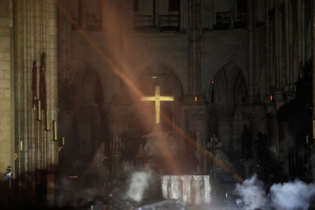 Παναγία των Παρισίων: Εικόνες σοκ μέσα από τον Καθεδρικό – Υπό έλεγχο η φωτιά