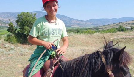Η 21χρονη αμαζόνα από τον Τύρναβο που ιππεύει άλογα και βόσκει 600 πρόβατα - Το βίντεο που έγινε viral