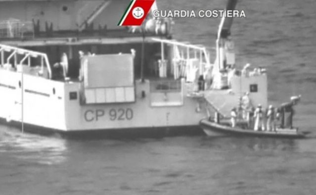 Η χειρότερη τραγωδία στη Μεσόγειο: Ψάχνουν επιζώντες ανάμεσα σε άψυχα κορμιά μεταναστών – 28 διασώθηκαν από το ναυάγιο ανοιχτά της Λαμπεντούζα