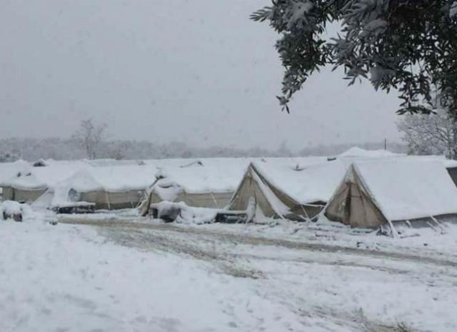 Συγκλονιστικές φωτογραφίες από τις χιονισμένες σκηνές των προσφύγων (pics)