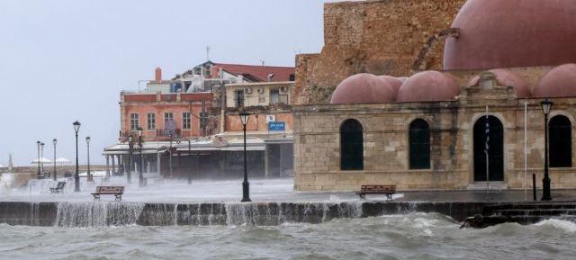 Στο έλεος της κακοκαιρίας ξανά η Κρήτη - Βγήκε η θάλασσα στη στεριά