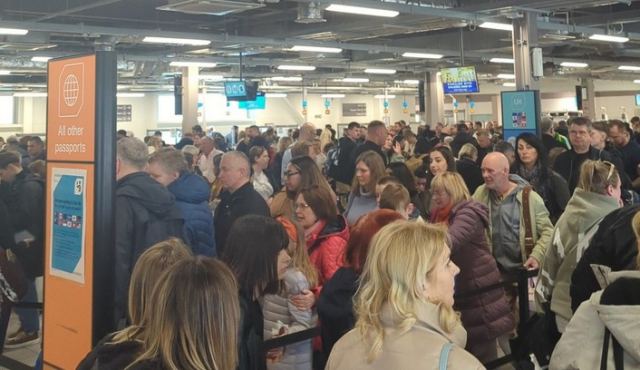 Χάος στα βρετανικά αεροδρόμια: Καθυστερήσεις στον έλεγχο διαβατηρίων και τεράστιες ουρές