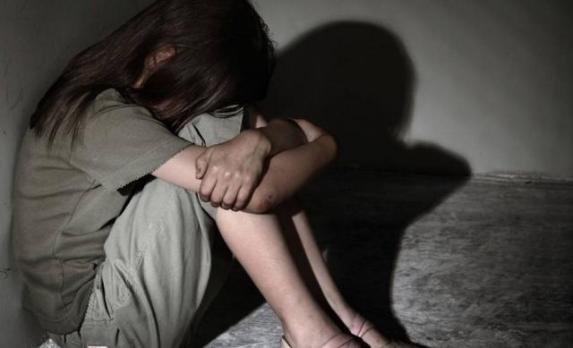 Μαθήτρια καταγγέλλει βιασμό από αδελφό και κακοποίηση από μητέρα