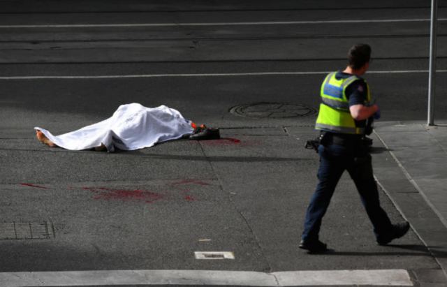 Τρόμος στη Μελβούρνη! Άνδρας σε κατάσταση αμόκ έριξε το αυτοκίνητό του σε εμπορικό κέντρο και άρχισε να μαχαιρώνει κόσμο