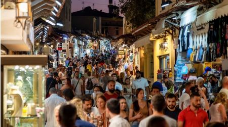 Το «προφίλ» των τουριστών που έρχονται στην Ελλάδα - Πόσα ξοδεύουν και πόσο μένουν στη χώρα μας