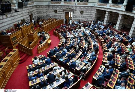ΝΔ, ΠΑΣΟΚ, Σπαρτιάτες, Νίκη και Πλεύση ψηφίζουν «ναι» για ψήφο αποδήμων -Ευρύτατη πλειοψηφία 220 βουλευτών