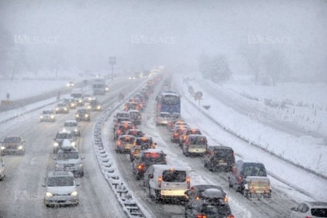 Χάος στη Γαλλία από το χιονιά - Ένας νεκρός και χιλιάδες εγκλωβισμένοι στους δρόμους