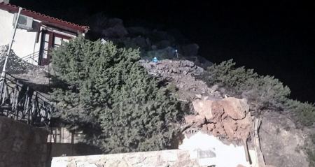 Βράχος καταπλάκωσε ενοικιαζόμενα στην Κρήτη - Σκοτώθηκε μητέρα, σώθηκαν ο πατέρας και το παιδί