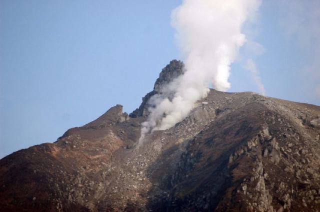 Εξερράγη το ηφαίστειο στο Σιναμπούνγκ - Σε ύψος 3 χλμ οι στάχτες