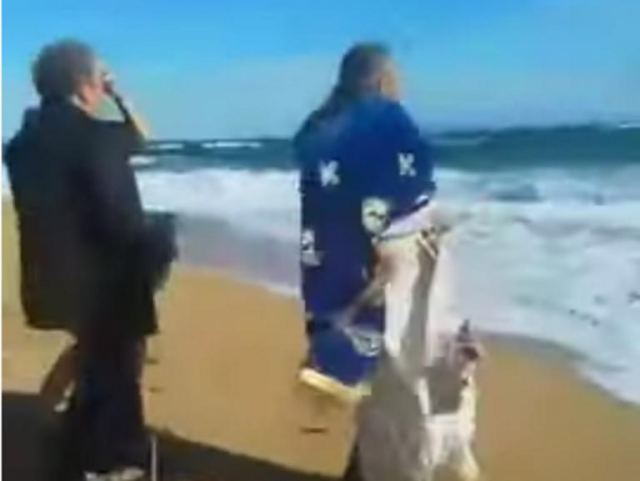 Θεοφάνεια 2020: Η στιγμή που οι θυελλώδεις άνεμοι ρίχνουν τον ιερέα στη θάλασσα της Κεφαλονιάς [video]
