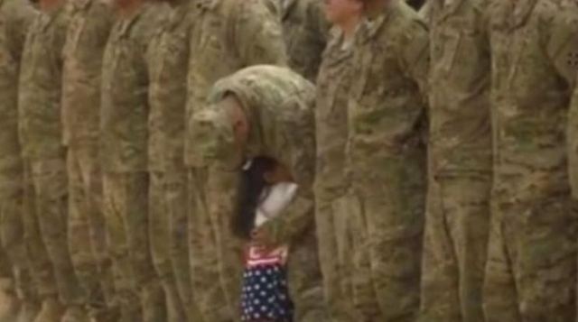 Πιτσιρίκα σταματά στρατιωτική τελετή για να αγκαλιάσει τον μπαμπά της