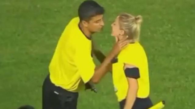 Viral το «καυτό» φιλί διαιτητών λίγο πριν τον αγώνα - βίντεο