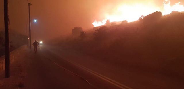 Μεγάλη πυρκαγιά σε εξέλιξη στην Κάρυστο