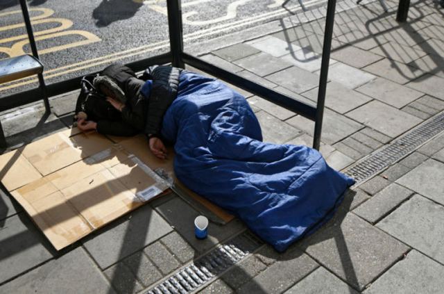 Οργή! Αστυνομικός άφησε Έλληνα άστεγο να πεθάνει αβοήθητος από το κρύο! Προτίμησε να βλέπει… DVD!