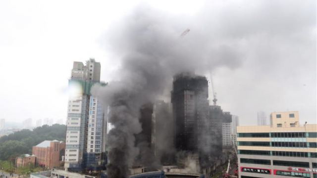 Φωτογραφίες: Τρεις νεκροί και 37 τραυματίες από πυρκαγιά σε υπό κατασκευή κτήριο στη Νότια Κορέα