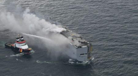 Ολλανδία: Φορτηγό πλοίο με χιλιάδες πολυτελή αυτοκίνητα καίγεται για 2η μέρα