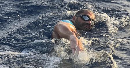 Ο παραολυμπιονίκης Χαράλαμπος Ταϊγανίδης κολύμπησε 250 μίλια από τη μια άκρη της Κρήτης στην άλλη - Σήμερα φτάνει Σητεία
