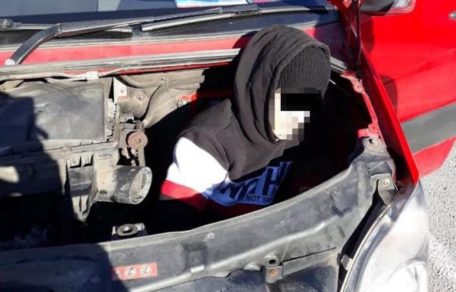 Διακινητής έκρυψε αλλοδαπό στη μηχανή του αυτοκινήτου