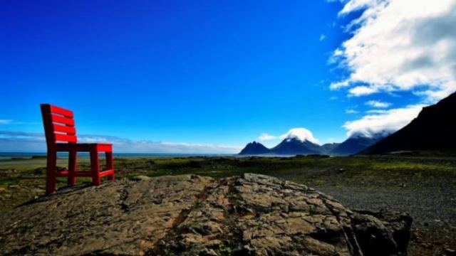 Το μυστήριο της... κόκκινης καρέκλας της Ισλανδίας