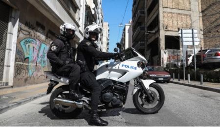 Ήρωας αστυνομικός στις Σέρρες βούτηξε σε χείμαρρο για να σώσει παππού και εγγονή