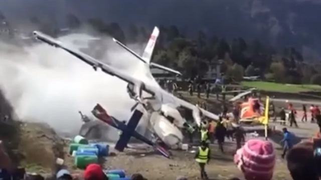 Σοκαριστικό δυστύχημα στο Έβερεστ - Αεροπλάνο συγκρούστηκε με ελικόπτερο - ΒΙΝΤΕΟ