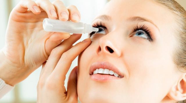 Οφθαλμίατροι αφαίρεσαν... 27 φακούς επαφής από τα μάτια μιας ηλικιωμένης γυναίκας